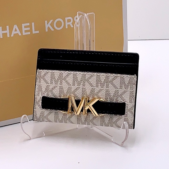 Michael Kors Handbags - MICHAEL KORS
Reed Large Card Holder
Case Wallet
COLOR: VANILLA BLACK SIGNATURE